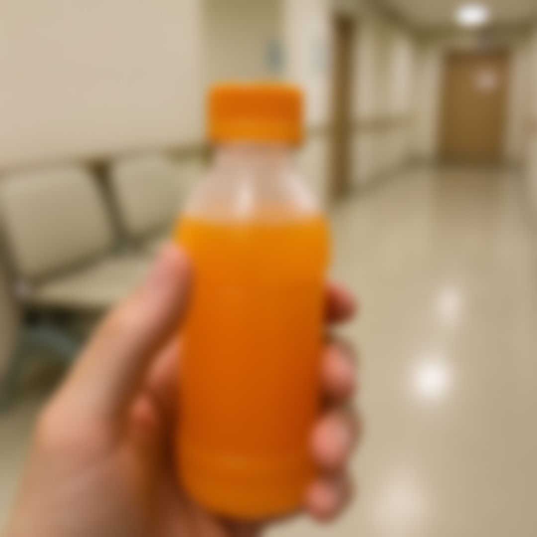 산부인과 복도에서 손에 든 주황색 임당검사 음료 한 병